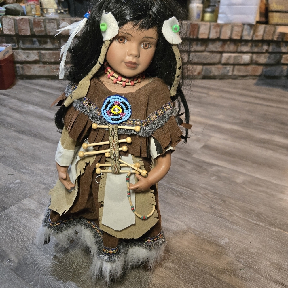 Native American-Inspired Doll with Black Hair‎ - Picture 4 of 16